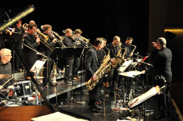 Der Big Band Club Dornbirn (l.) spielt morgen. Oben: Lukas Morre, Christoph Thoma und Cenk Dogan (v.l.). BiG Band Club Dornbirn, Stadt Bludenz