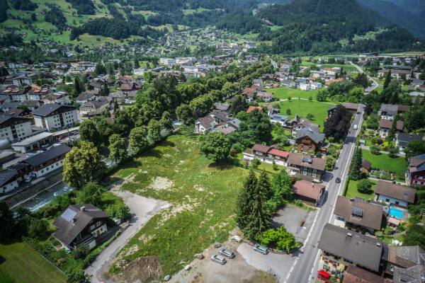Derzeit liegt das Areal des ehemaligen Kurhotels in Schruns noch brach. Bauverhandlung ist Ende September. Klaus Hartinger