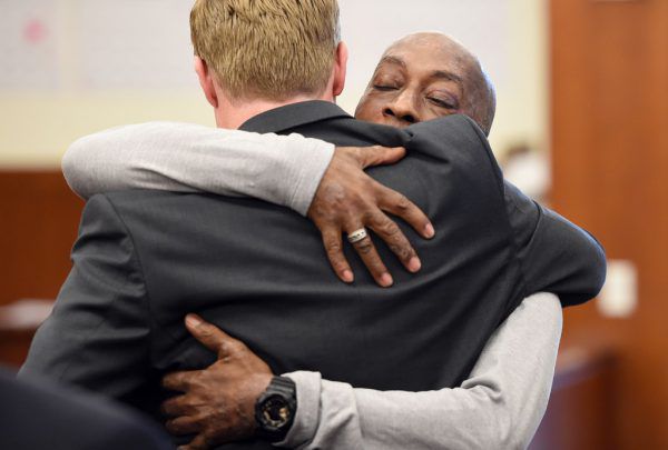 DeWayne Lee Johnson hatte gegen Monsanto geklagt – und gewonnen: Nach der Urteilsverkündung umarmte er seinen Anwalt. AFP/EDELSON