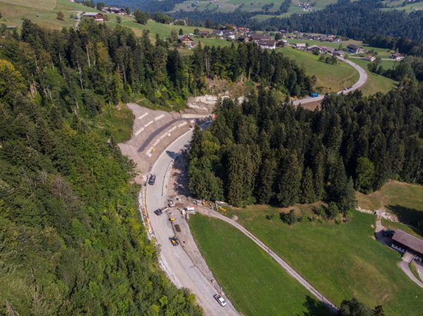 Die Arbeiten an der L 200 (rechts) und der L 190 in Feldkirch (unten).Hartinger (2), Shutterstock
