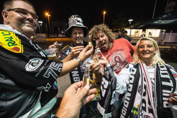 Die Fans warten nach dem Spiel auf die Spieler, die, wie hier Brodie Reid, in der Kabine eine Lasagne essen.