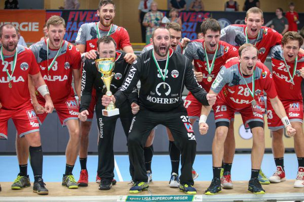 Die Harder Handballer feierten den ersten Titel der Saison in der Wiener Hollgasse. GEPA (4)