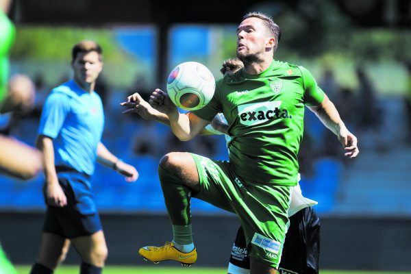 Die Langenegger wollen heute gegen Seekirchen den Ball kontrollieren.   Philipp Steurer