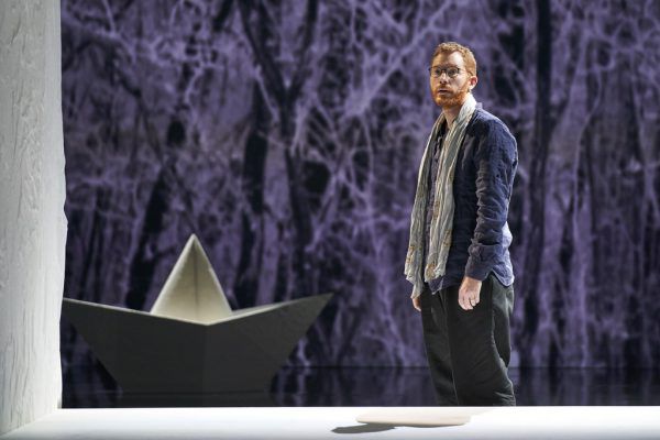 Die Protagonisten im stimmigen Bühnenbild. Kleine Bilder: Robin Tritschler (unten), Andrè Schuen mit Olivia Vermeulen.  Bregenzer festspiele /anja köhler (2)/Roland paulitsch (1)