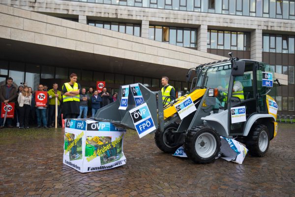 Die Protestaktion ging vor dem Landhaus über die Bühne.   Hartinger