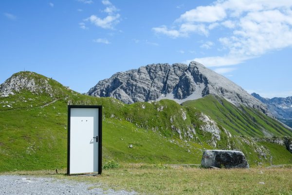 Die Tür von Gottfried Bechtold. Lech Zürs Tourismus/Kocher
