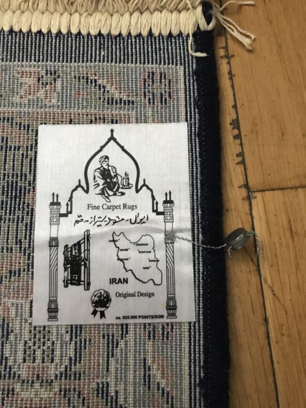 Dieser Aufkleber ist auf den Teppichen der Betrüger angebracht.  POlizei