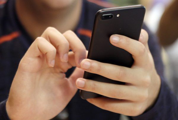 Durch das Phänomen des „Geister-Roamings“ können die Telefonkosten bei LTE-Smartphones steigen.Symbolbild/AP