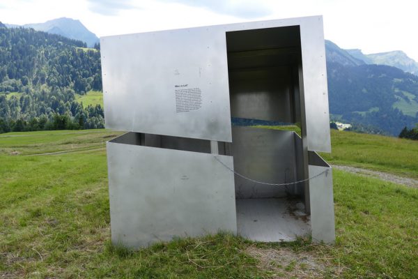 Ein Metallkubus als störendes Ereignis im Grün.