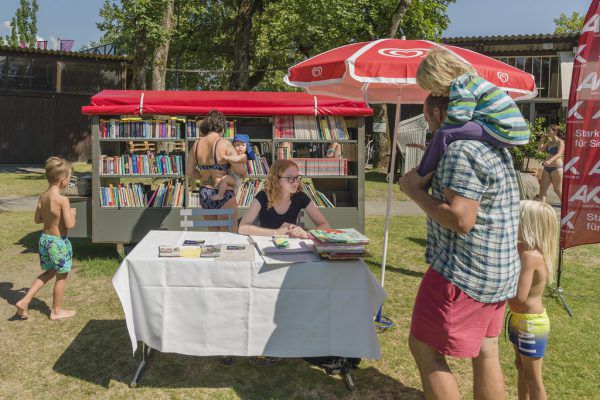 Eine große Auswahl an Kinderbüchern steht bereit. AK Vorarlberg