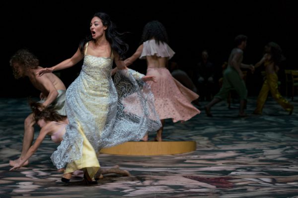 Freies, lose räumlich verortetes Spiel der Kräfte in „L’incoronazione di Poppea“ bei den Salzburger Festspielen. Oben: Ana Quintans.  Salzburger Festspiele/Maarten Van den Abeele (2)