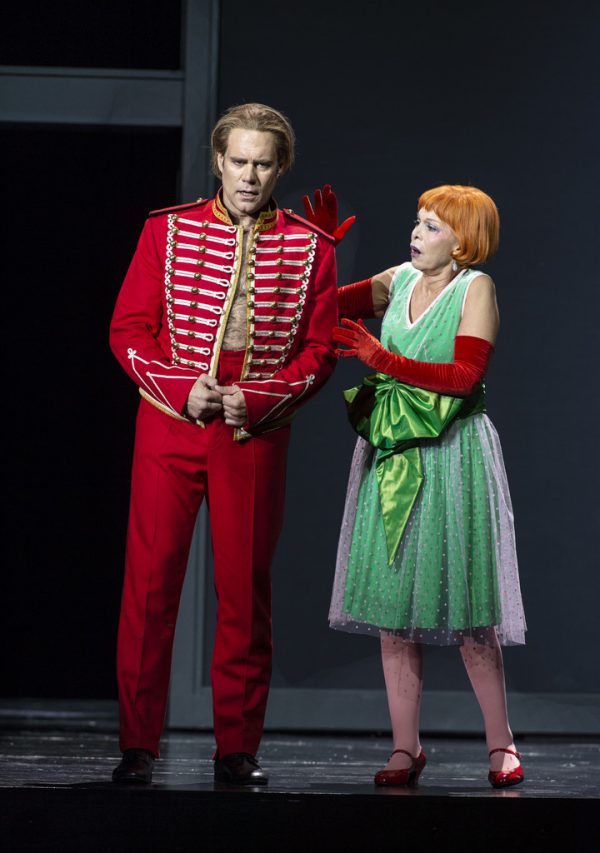 Große Gefühle am Spieltisch bei „Pique Dame“. Kleines Bild: Brandon Jovanovich (Hermann) und Hanna Schwarz (Gräfin) in den Kostümen des gebürtigen Dornbirners Reinhard von der Thannen. Bregenzer Festspiele/Ruth Walz (2)