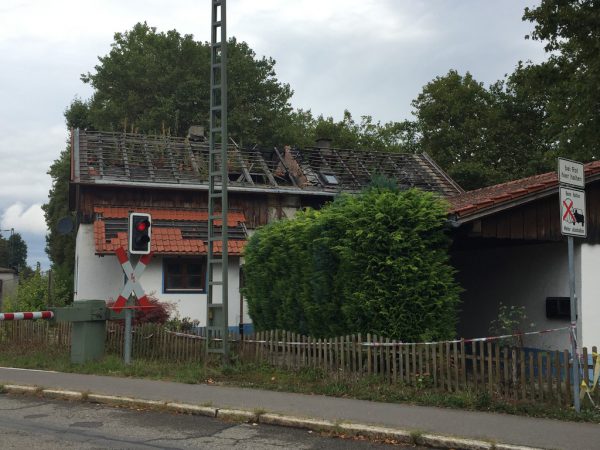 In der Nacht zum 9. März 2017 brannte das alte Bahnwärterhäuschen in Lindau-Zech lichterloh. Die Einsatzkräfte fanden im Haus einen toten Mann. Schlingensiepen