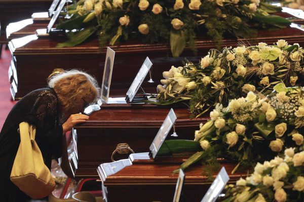 In einer bewegenden Feier verabschiedeten sich Angehörige in Genua von den Toten. AP