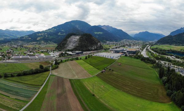 In Ludesch ist eine Betriebsarealerweiterung im Gebiet Neugut geplant. Drohnenfoto/ Dietmar Stiplovsek