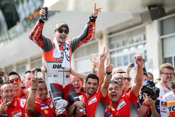 Jorge Lorenzo ließ sich nach seinem Sieg auf dem Red-Bull-Ring feiern. APA