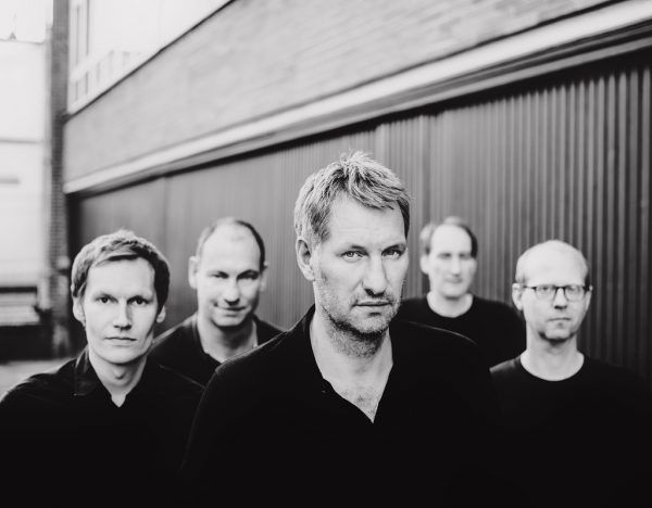 Kettcar, das sind Lars Wiebusch, Christian Hake, Marcus Wiebusch, Erik Langer und Reimer Bustorff (großes Bild v.l.).  Andreas Hornoff (2)