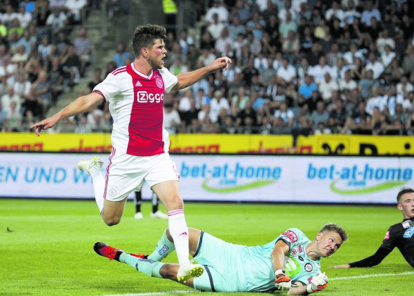 Klaas-Jan Huntelaar sorgte ges­tern mit zwei Toren für klare Verhältnisse.APA