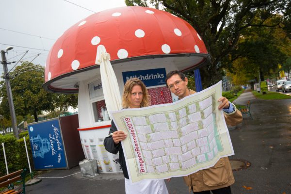 Kurator Albert Allgaier und Grafikerin Lena Sieder-Semlitsch, von der auch eines der Kunstwerke stammt, mit Karte beim Milchpilz.  Klaus Hartinger