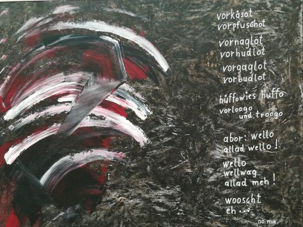 Links: Der Künstler selbst spricht zu einer seiner Skulpturen. Wolfgang Ölz (4)