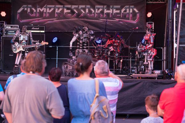 Links: In der Hypo Vorarlberg Halle 11 und Halle 12 gibt es alles rund ums Wohnen.Rechts: Roboter „Pepper“.