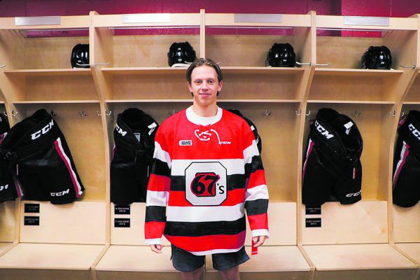 Marco Rossi posiert im Umkleideraum seines Klubs Ottawa 67s in seinem neuen Jersey. Ottawa 67s