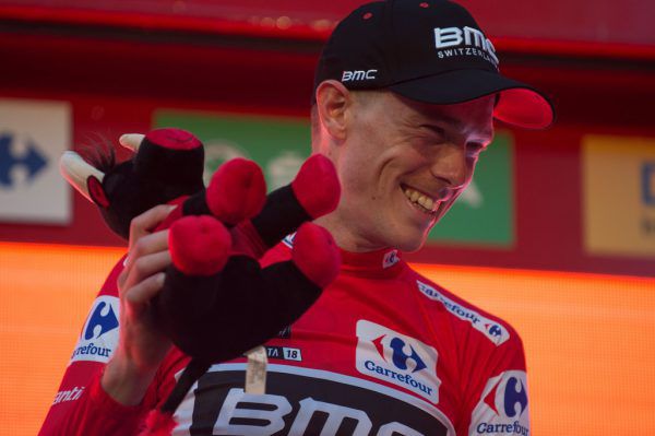 Prolog-Sieger Rohan Dennis im roten Führungstrikot.  APA