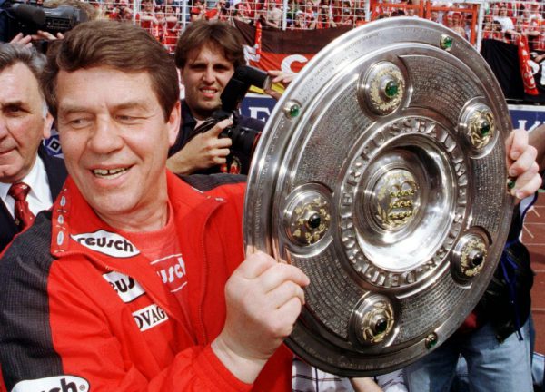 Rehhagel gilt mit seinen 1033 Einsätzen, nur Jupp Heynckes hat einen mehr, als Kind der Deutschen Bundesliga. Hier als Meistermacher mit Kaiserslautern im Jahr 1998. DPA, APA, Reuters