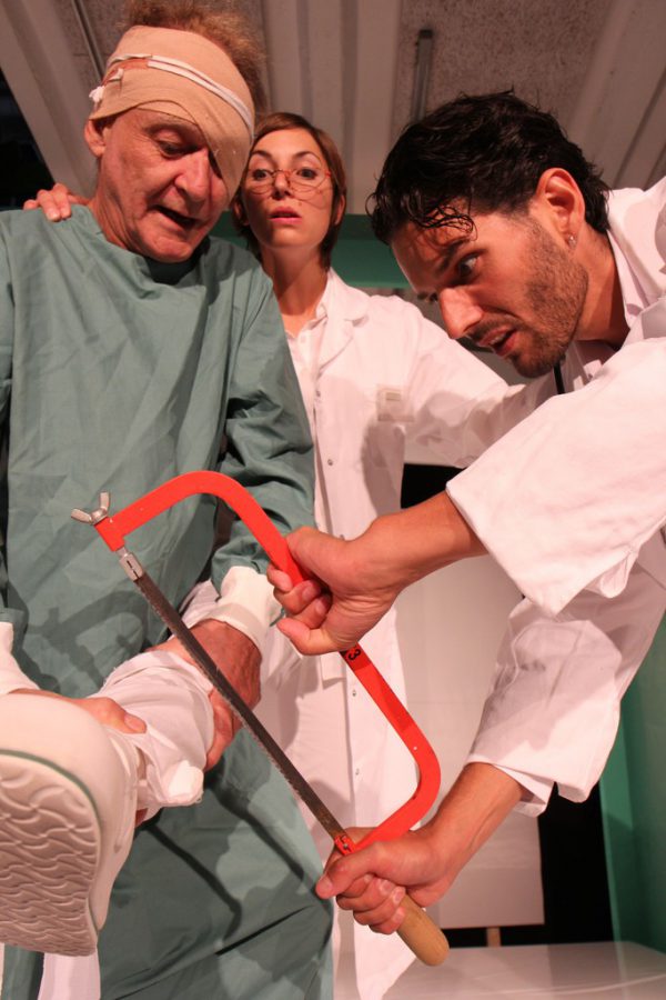 Robert Kahr, Michaela Spänle und David Baldessari in Maria Kopfs „Das Bein“. Das Stück ist heute noch einmal im Kosmodrom in Bregenz zu sehen.caro Stark/Theater Kosmos