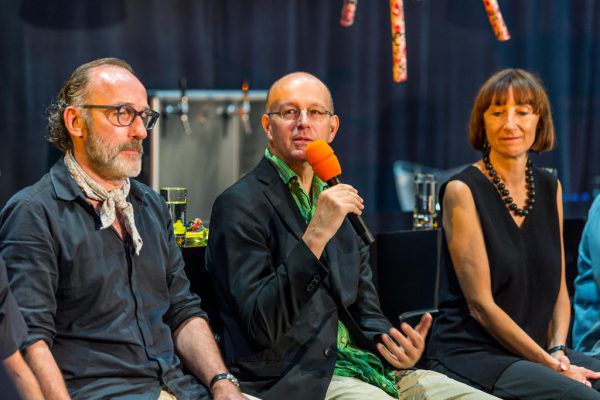 Robin Tritschler und Andrè Schuen bei den Proben zu „Das Jagdgewehr“. Oben: Karl Markovics und Thomas Larcher (r.). Bregenzer festspiele/anja köhler (1)/Dietmar Stiplovsek (1)