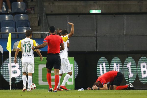 Schiedsrichter-Assistent Klyver wurde von einem Bierbecher getroffen.  APA
