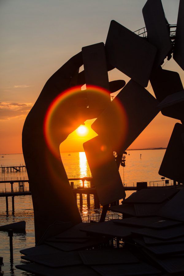 Sonnenuntergangs-Stimmung auf der Seebühne. Das „Carmen“-Bühnenbild wird „Rigoletto“ weichen müssen. Oben: Intendantin Elisabeth Sobotka. Philipp Steurer (2)