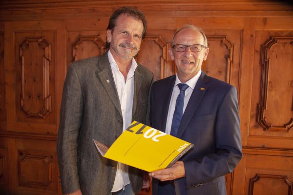 Standesrepräsentant Herbert Bitschnau (Aufsichtsratsvorsitzender der Montafonerbahn AG) und mbs-Vorstandsdirektor Bertram Luger (r.). www.meznar.media, Archiv/NEUE