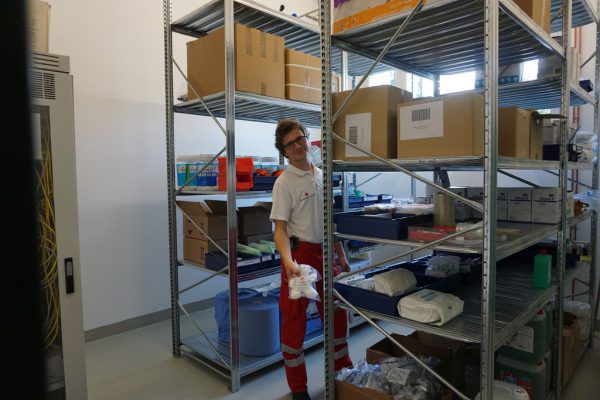 Verbandsmaterial, Infusio­nen, Beat­mungs­masken: Im Lager gibt es alles für den Notfall – auch Trostteddybären.