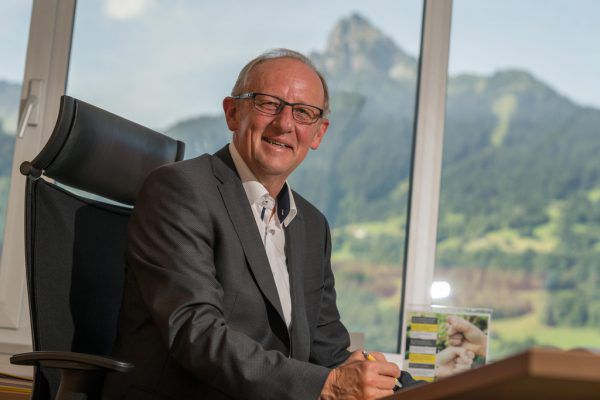 Von seinem Schreibtisch aus sieht Bertram Luger die Tschaggunser Mittagsspitze.Stiplovsek (2), Archiv