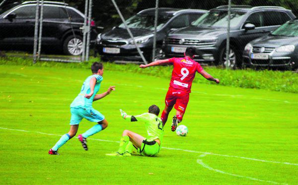 Wendel Rosales umspielt den FCS-Goalie, schiebt zum 1:1 ein und lässt sich feiern. Hartinger (3)