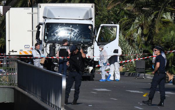 15. Juli 2016: Die Polizei sucht auf der Promenade in Nizza nach Beweisen. AFP