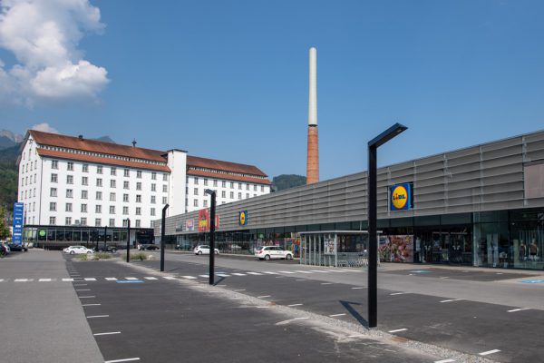 Acht LED-Leuchten erstrahlen am Lünerseepark. Ledon /Lerch