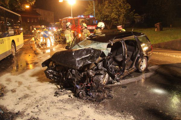 Am Pkw entstand Totalschaden. Feuerwehren aus Altach und Hohenems waren mit sechs Fahrzeugen und 35 Mann vor Ort. Ronald Vlach