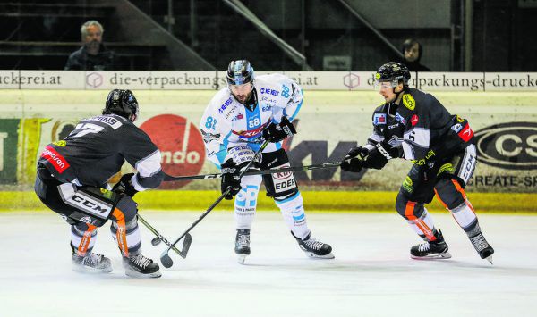 An Jerome Leduc (r.) und dem defensivstarken Center Scott Timmins (l.) gibt es für die Gegner kaum ein ­Vorbeikommen.  APA