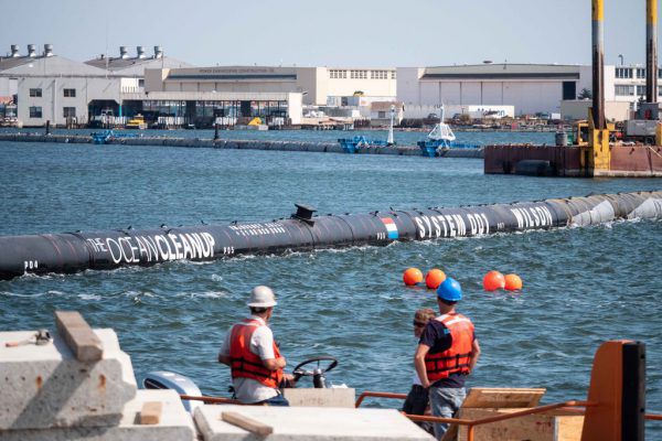 Arbeiter vor dem Plastikfänger, der heute seine Arbeit aufnimmt.  The Ocean Cleanup