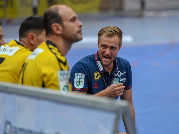 Bregenz-Trainer Jörg Lüztelberger (r.) weiß, dass er sich auf Vlatko Mitkov (im Vordergrund) verlassen kann. Gepa/Lerch