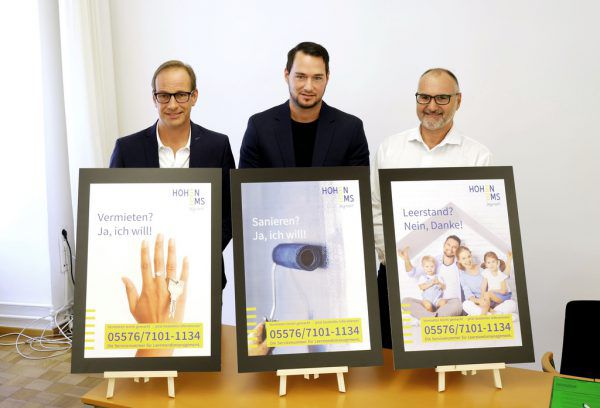 Im vergangenen September wurde die Hotline von Bürgermeister Dieter Egger, Mathias Nachbauer (Nachbauer & Partner GmbH) und Stadtrat Johannes Drexel (von links) vorgestellt. Stadt Hohenems