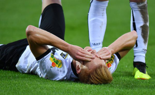 Christian Gebauer wollte gar nicht hinsehen, nachdem er Balic zu Fall gebracht hatte. GEPA