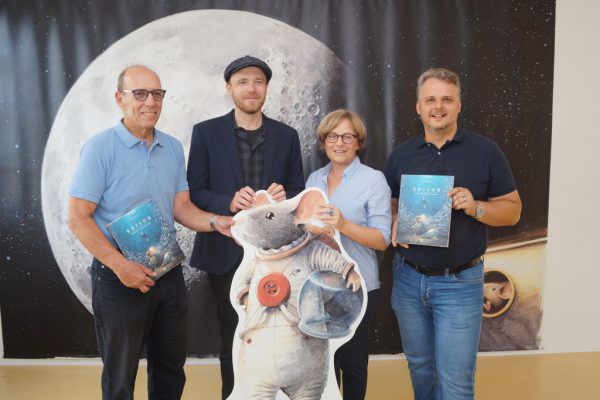 Christian Rüscher (Kurator und Leiter der Stadtbibliothek), Illustrator und Kinderbuchautor Torben Kuhlmann, Kulturamtsleiterin Jutta Dieing und Stadtrat Michael Rauth (v.l.). Ritter (4)