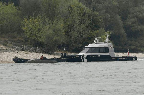 Das Pionierboot des Bundesheeres (links) war umgekippt.  APA