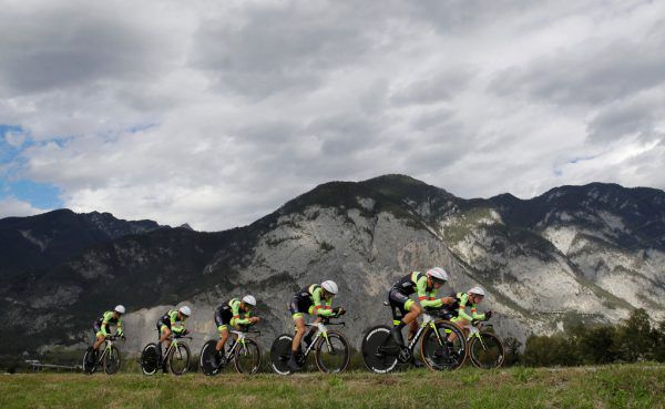 Das Team Vorarlberg-Santic mit ihren Zeitfahrmaschinen vor der Martinswand in Zirl. APA