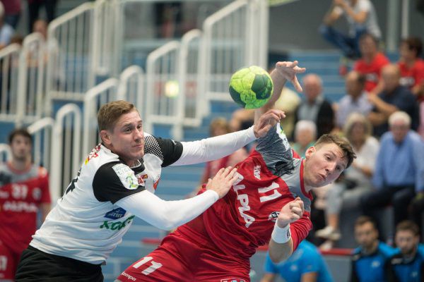 Der 20-jährige Niklas Schiller (r.) begann erneut als Spielmacher der Harder. Frederick Sams
