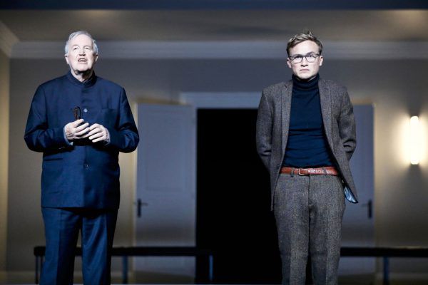 Die Darsteller im Bühnenbild von Damian Hitz, im pinken Anzug Tobias Krüger als Jay Gatsby. Kleines Bild: Rolf Mautz und David Kopp.Anja Köhler (2)