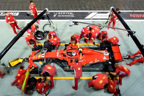 Die Ferrari-Crew beim Boxenstopp. APA